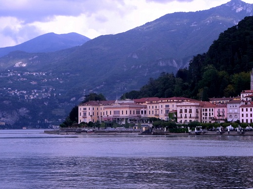 12.湖上から見る Grand Hotel Villa Serbelloni.JPG